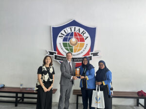 Ms. Naafi dan Ms. Ai, guru pendamping Edutrip, menyerahkan kenang-kenangan kepada perwakilan MIGS