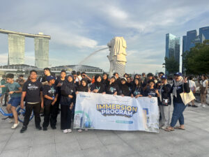 Siswa mengunjungi patung singa Merlion, salah satu ikon negara Singapura