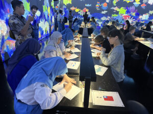 Di ArtScience Museum, siswa masuk ke area Future World dan berkreasi di sana