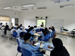 Siswa GIS 3 Jogja ikut duduk dan belajar bersama di sekolah, mempelajari kultur belajar di sana