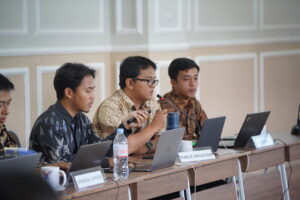 Bagian Public Relations sedang memaparkan proker untuk satu tahun mendatang