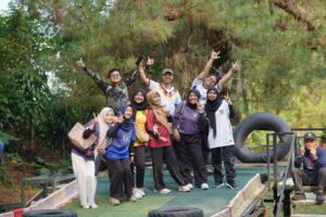 Kecerian peserta dan panitia RKAT saat kegiatan outing di Kaliurang Park