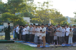 Potret para sivitas akademika GIS 3 Jogja melakukan salat Id dengan khusyuk di lapangan sekolah