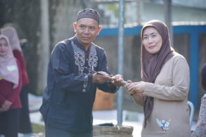 Penyerahan golok dari Direktur GIS 3 Jogja ke perwakilan jagal sebagai wujud pembukaan simbolis kegiatan Iduladha