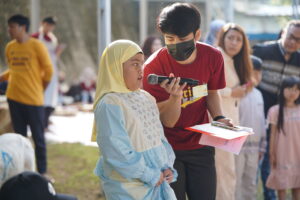 Salah satu siswa sohibul qurban mengumandangkan takbir saat hewan kurbannya disembelih