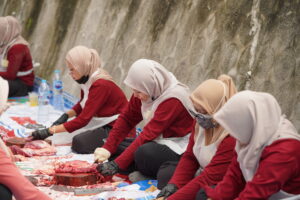 Sivitas akademika di Sie Pemotongan dan Pencacahan sedang melaksanakan tugasnya