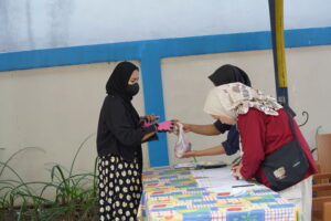 Daging kurban yang sudah dibungkus dibagikan kepada warga oleh Sie Distribusi