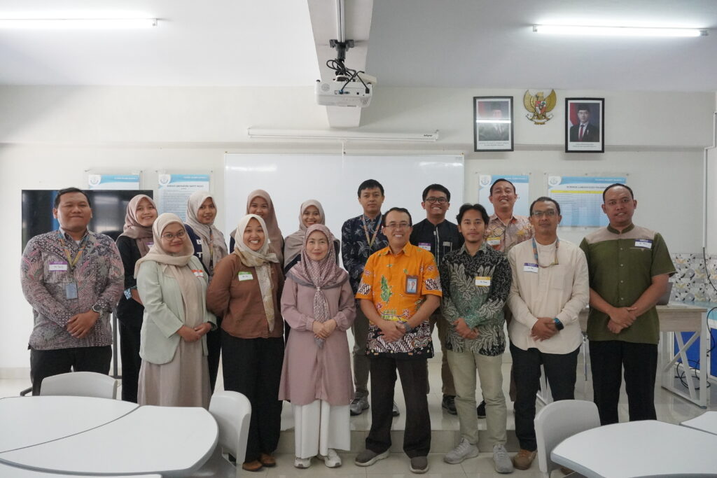 Leaders dan Pak Agus berfoto bersama usai kegiatan training selesai