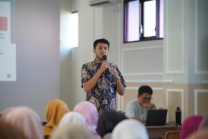 Potret Mas Fandhi, penyuluh dari BNN Kab. Sleman, tengah mempresentasikan materi sosialisasi kepada para pendidik
