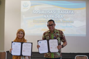 Ms. Aini Husna dan Pak Teguh menandatangani MoU kerja sama