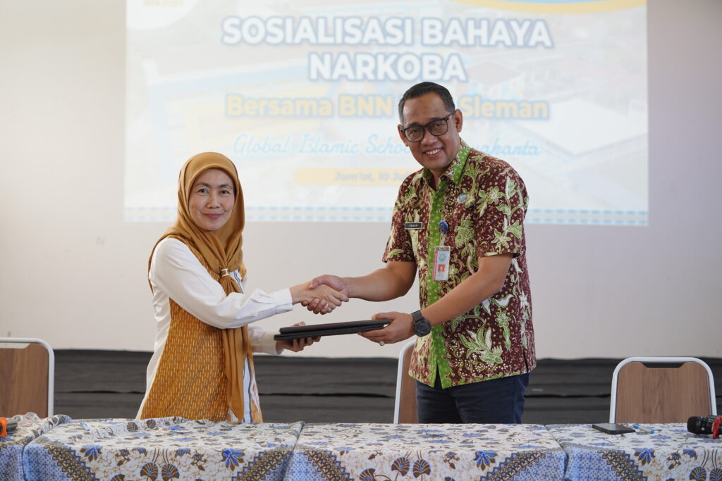 Direktur GIS 3 Jogja dan Ketua BNN Kab. Sleman berjabat tangan setelah penandatanganan MoU