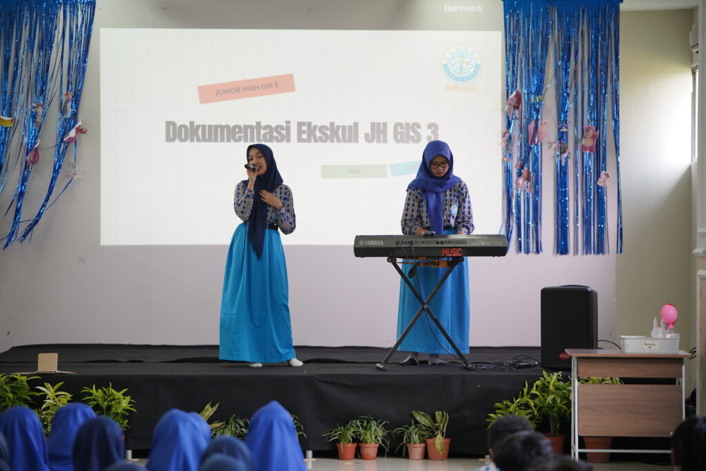 Dua orang siswa menyajikan penampilan dalam Demo Ekskul di JHS