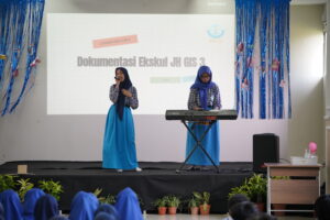 Dua orang siswa menyajikan penampilan dalam Demo Ekskul di JHS