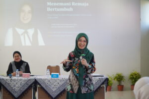 Ibu Ratna, seorang psikolog, menjadi pengisi acara parenting di JHS GIS 3 Jogja