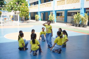 Siswa yang mengikuti ekskul dancing sedang menampilkan bakatnya di hadapan teman-teman