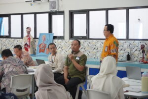 Potret Mr. Adam, Koordinator Wakil Kepala Sekolah Primary, sedang menyampaikan pendapat tentang materi yang dipaparkan