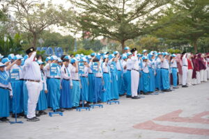 Dalam barisan yang rapi dan tertib, anak-anak memberi penghormatan