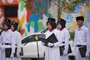 Seorang siswa JHS bertugas membacakan Pembukaan UUD 1945