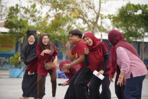 Keceriaan kelompok Singasari saat menyerukan yel-yelnya