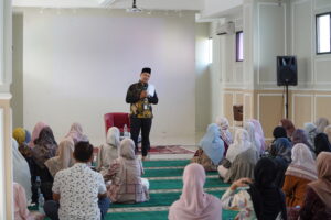 Ustaz Ikhsan memberi ceramah kepada parents yang hadir dalam kajian ini