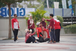 Potret kerja sama kelompok dalam lomba makan kerupuk
