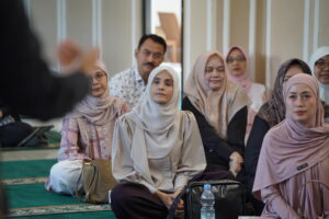 Parents terlihat menyimak nasihat dari Ustaz Ikhsan dengan saksama