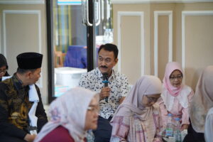 Pada sesi tanya jawab, salah satu peserta kajian mengajukan pertanyaan kepada ustaz