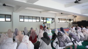Para pendidik dan tendik GIS 3 Jogja mengikuti Pembinaan Karyawan di Basement Hall Primary