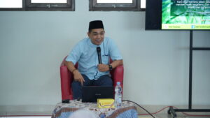 Ustaz Kiki sebagai pemateri pada kegiatan Pembinaan Karyawan