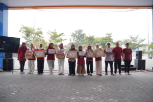 Penyerahan hadiah kepada para pemenang lomba