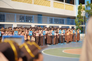 Barisan siswa Primary yang sedang memberi penghormatan dengan tertib