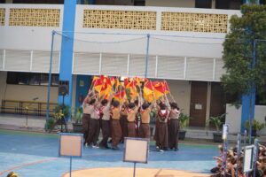 Siswa grade 6 membuat lingkaran dalam penampilan Parade Semaphore mereka