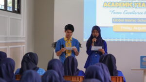 Ms. Nabil dan Mr. Arie, selaku MC, membuka kegiatan Kick Off SPMB