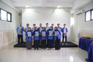 Ke-13 koordinator SPMB 2027/2028 berfoto bersama setelah menerima Buku Pedoman