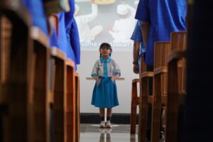 Ayra, siswa Kindy-2, menjadi dirigen yang memandu nyanyian Indonesia Raya dan Mars GIS