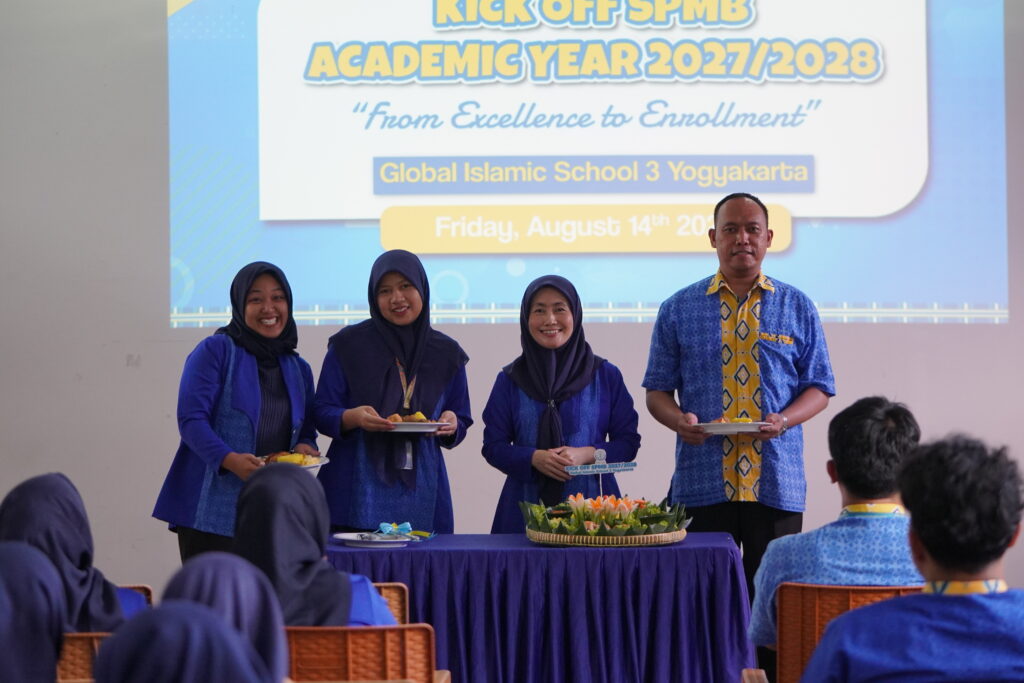 Pimpinan ketiga unit GIS 3 Jogja berfoto bersama setelah pemotongan dan penyerahan tumpeng