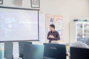 Pak Ridwan Abdullah, pemateri hari itu, sedang memaparkan presentasinya