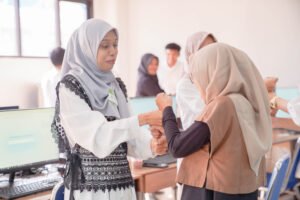 Potret dua orang guru melakukan ice breaking secara berpasangan