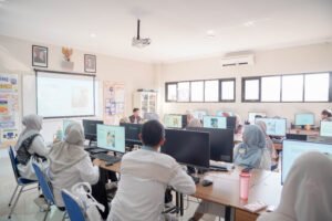 Para guru peserta pelatihan tampak serius menyimak penjelasan tentang pembuatan story book