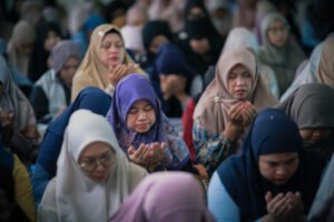 Di akhir kegiatan, para audiens tampak menengadahkan tangan dan berdoa dengan khusyuk