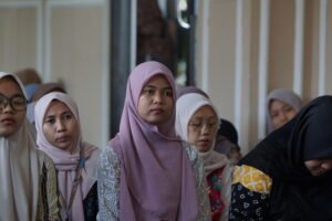 Audiens mendengarkan kajian dari Ustazah Eny dengan khidmat