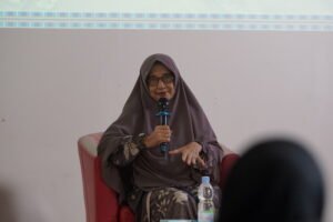 Ustazah Eny sedang menyampaikan materi tentang Urip Iku Urup