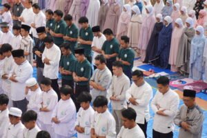 Potret para karyawan yang khusyuk melaksanakan salat Istisqa