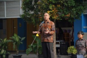 Potret Mr. Adam sebagai pembina upacara yang sedang menyampaikan amanatnya