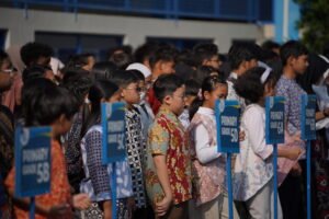 Anak-anak berbaris rapi saat mengikuti Upacara Hari Batik Nasional 2026