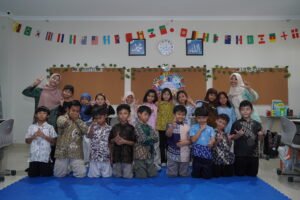 Potret anak-anak berfoto bersama dalam balutan pakaian batiknya