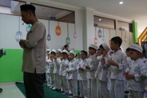 Anak-anak PG-K melaksanakan salat Istisqa di musala sekolah bersama Mr. Yushfi